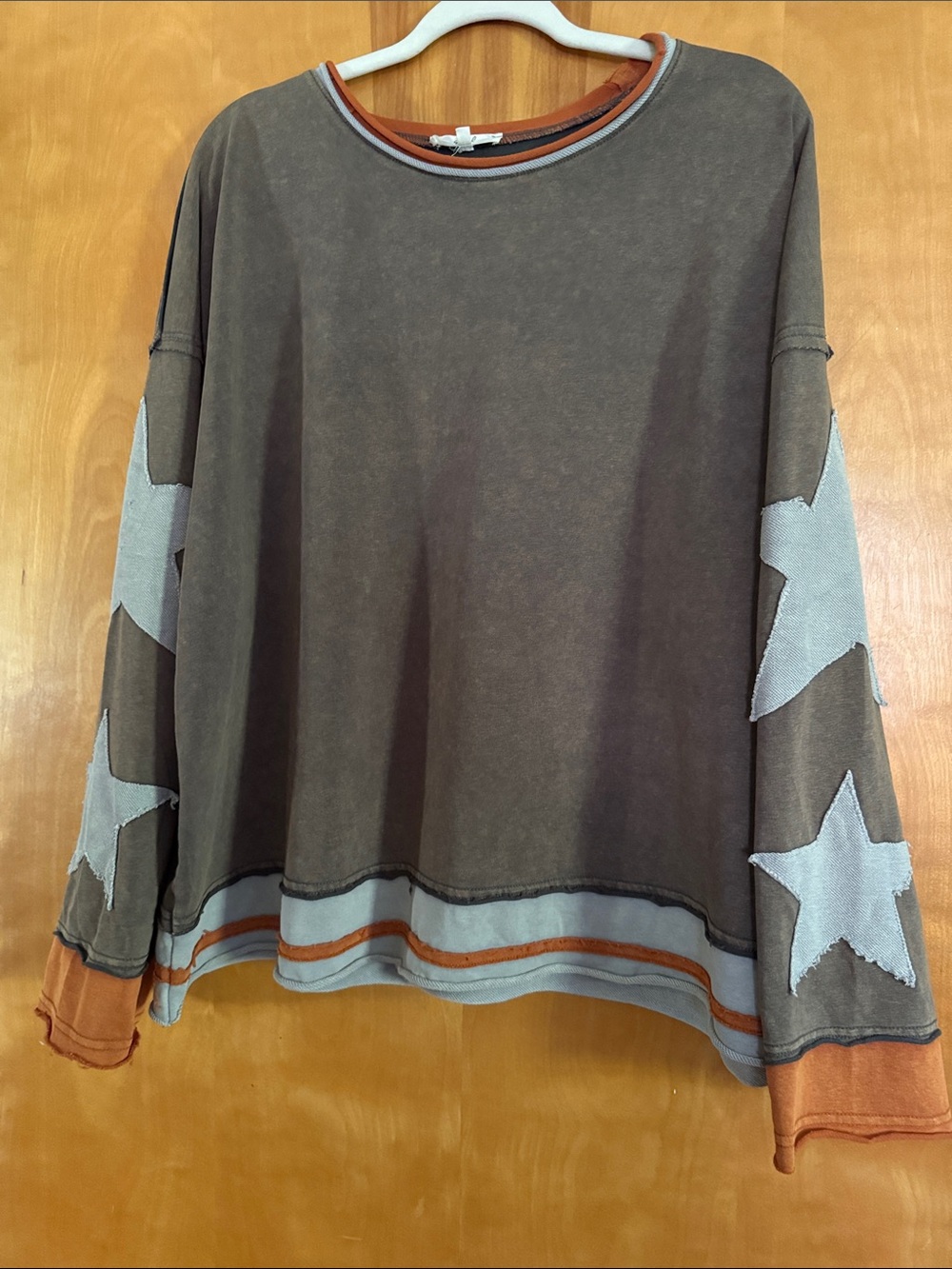 easel Star-Accent Brown & Rust Long-Sleeve Pullover Top
LIKE NEW